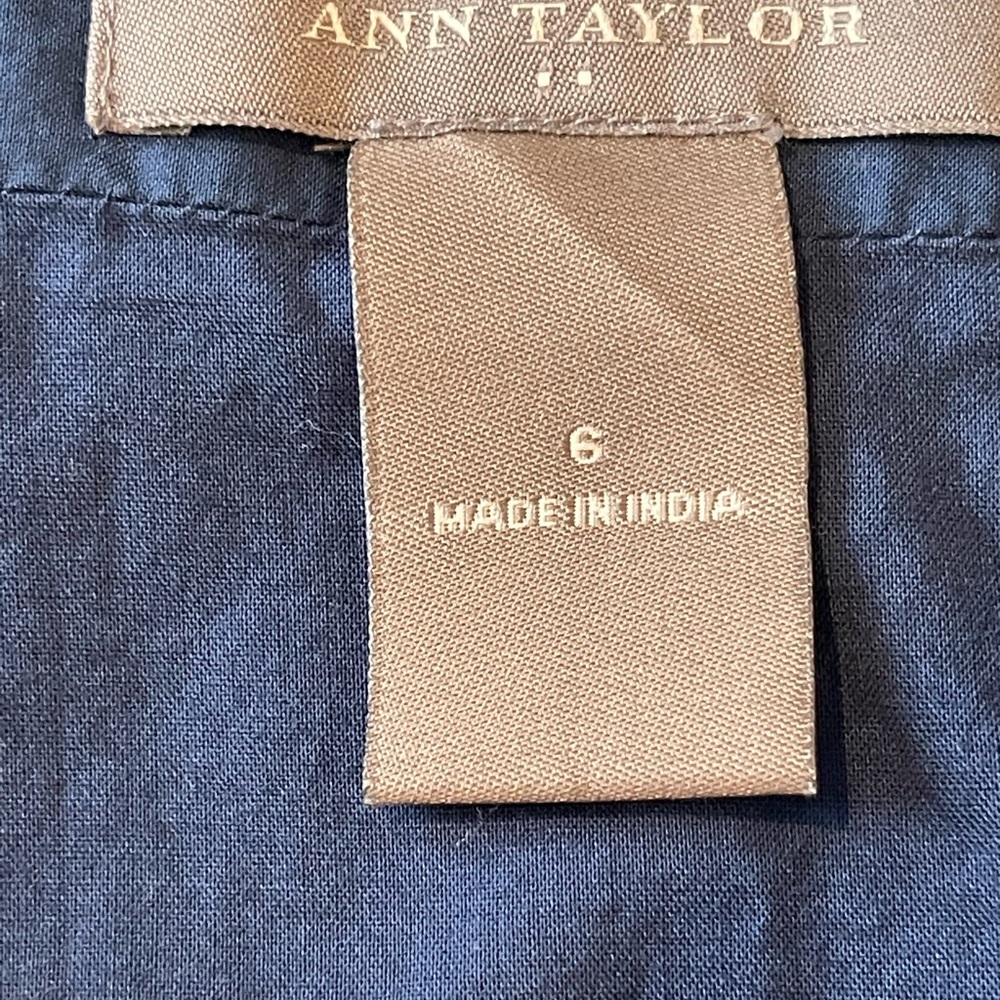 Ann Taylor Blue with white embroidery flowers side zipper short skirt. Size 6 - Picture 5 of 6